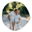Zwanger echtpaar op organische vorm thumbnail