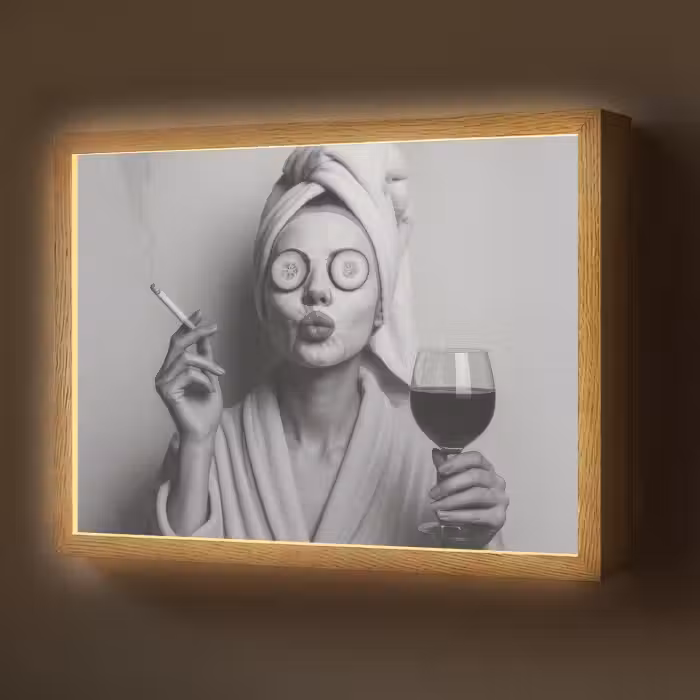 Lightbox - Wandlamp - Vrouw - Masker - Wijn - Sigaret