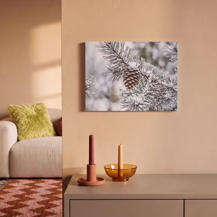 Akoestisch schilderij - Dennenappel - Tak - Sneeuw - Winter - Sfeervol — 2