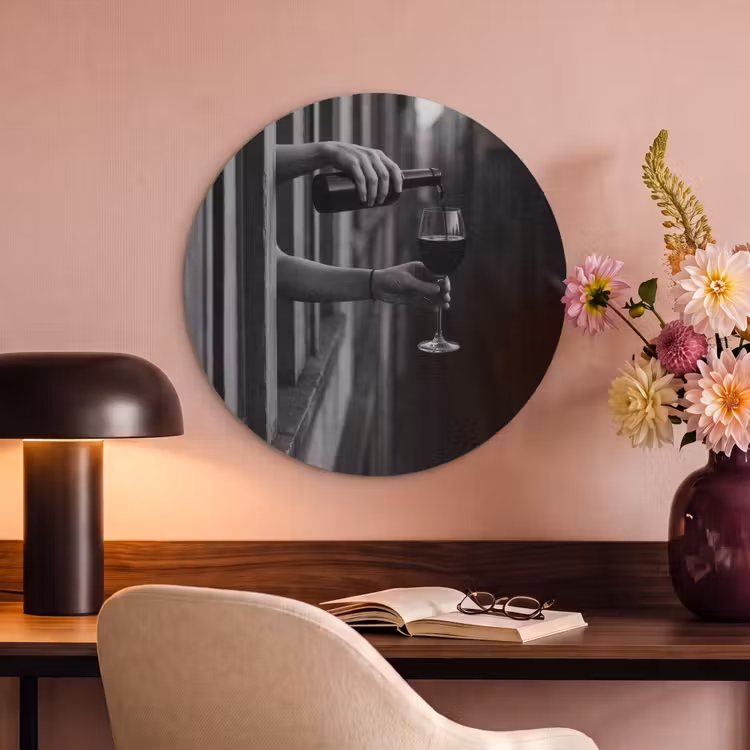 Akoestisch schilderij rond - Wijnfles - Glas - Handen - Raam — 2