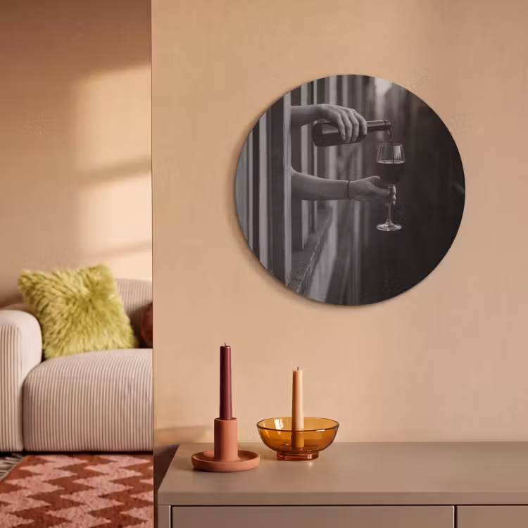 Akoestisch schilderij rond - Wijnfles - Glas - Handen - Raam — 3