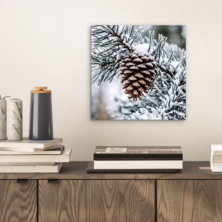 Aluminium schilderij - Dennenappel - Tak - Sneeuw - Winter - Sfeervol — 2