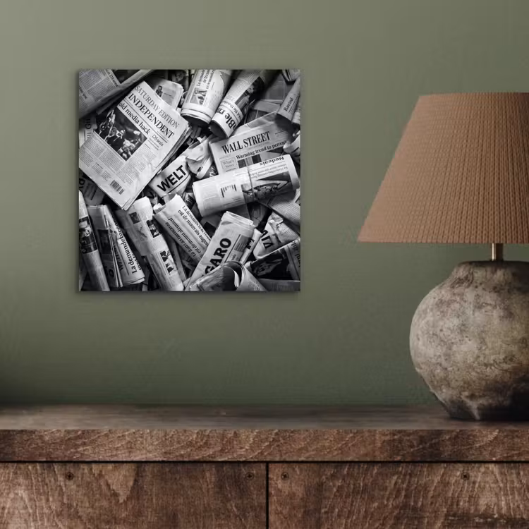 Aluminium schilderij - Krant - Stapel - Nieuws - Zwart-wit — 3