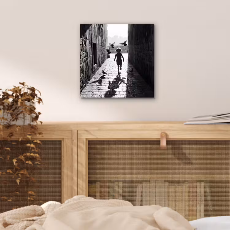 Aluminium schilderij - Kind - Vogel - Straat - Zwart-wit - Spelen — 4