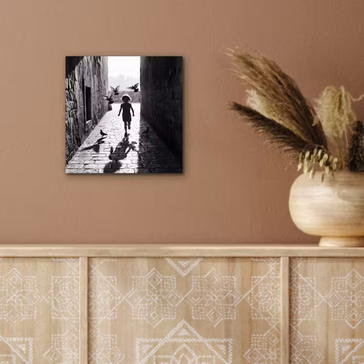 Aluminium schilderij - Kind - Vogel - Straat - Zwart-wit - Spelen — 5