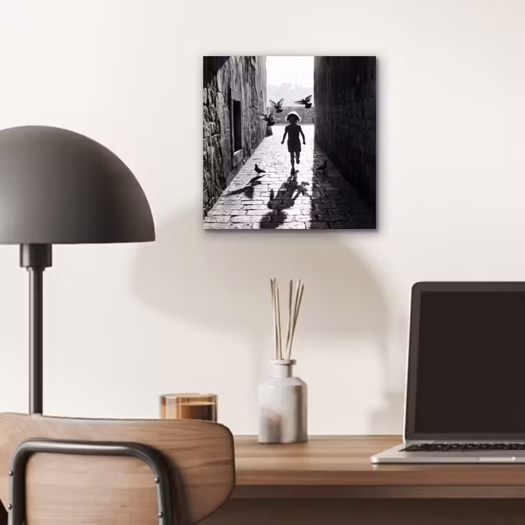 Aluminium schilderij - Kind - Vogel - Straat - Zwart-wit - Spelen — 6