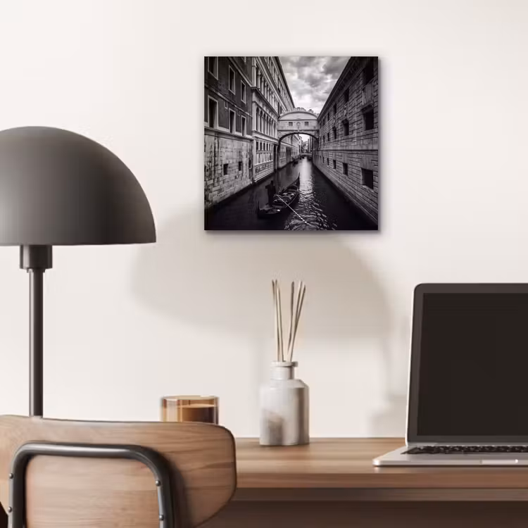 Aluminium schilderij - Boot - Waterweg - Stad - Zwart-wit - Architectuur — 6