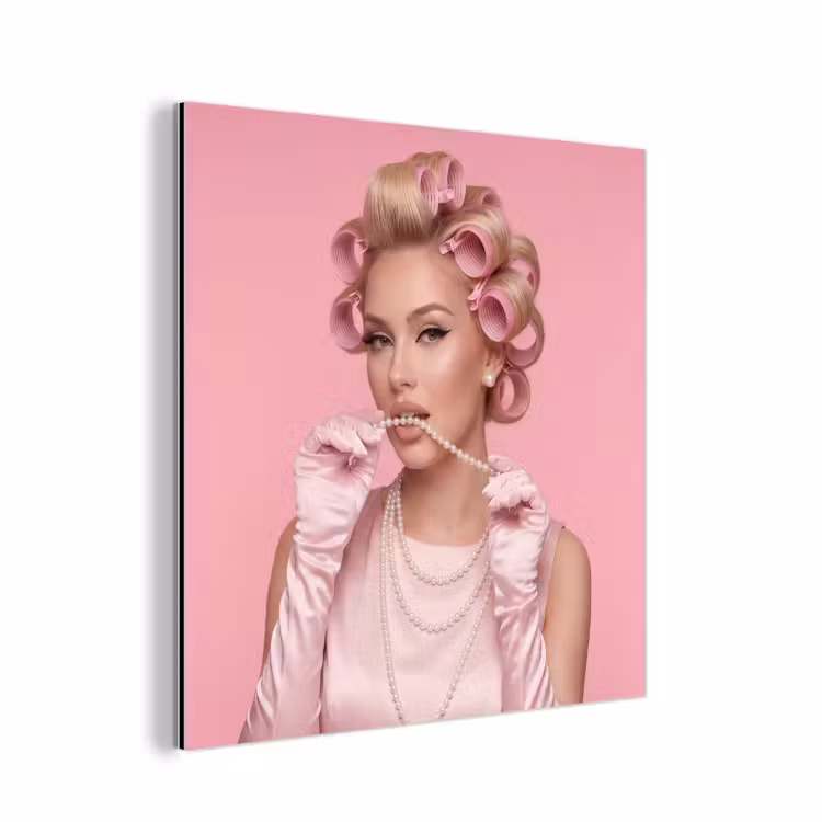 Aluminium schilderij - Vrouw - Roze - Parelketting - Krulspelden — 1
