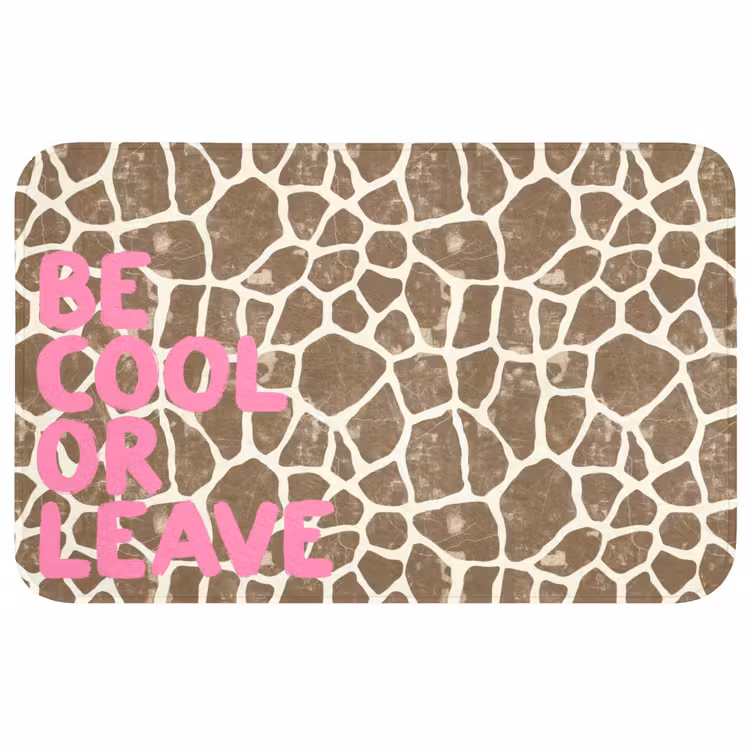 Badmat - Tekst - Be cool or leave - Roze - Giraffenprint — 1