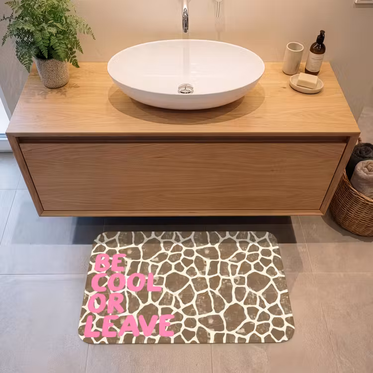 Badmat - Tekst - Be cool or leave - Roze - Giraffenprint — 2