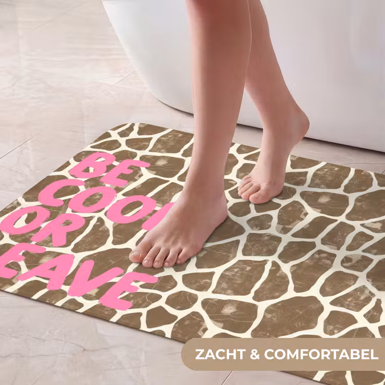 Badmat - Tekst - Be cool or leave - Roze - Giraffenprint — 5