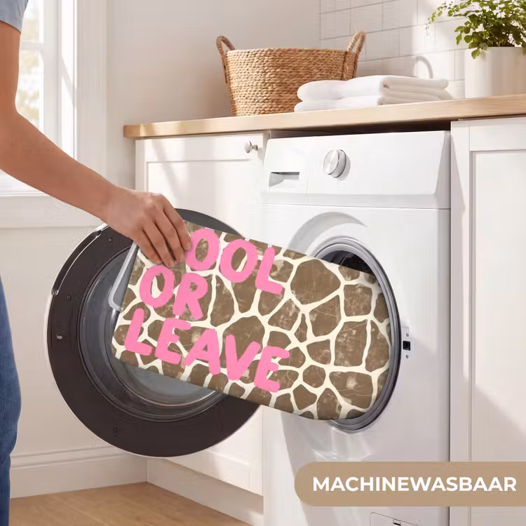 Badmat - Tekst - Be cool or leave - Roze - Giraffenprint — 7