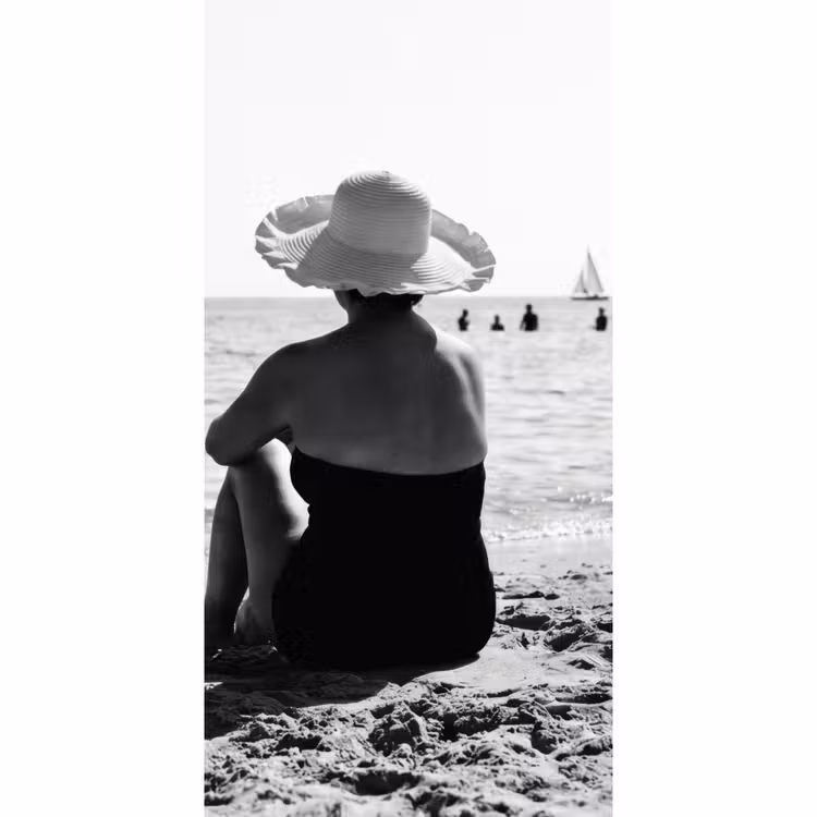 Behang - Frauen - Sonnenhut - Strand - Schwarz - Weiß — 2