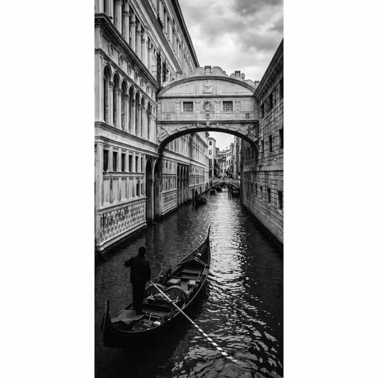 Behang - Boot - Waterweg - Stad - Zwart-wit - Architectuur — 2