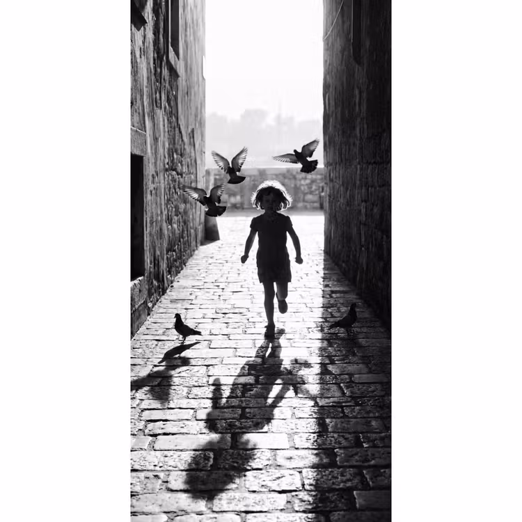 Behang - Kind - Vogel - Straat - Zwart-wit - Spelen — 2
