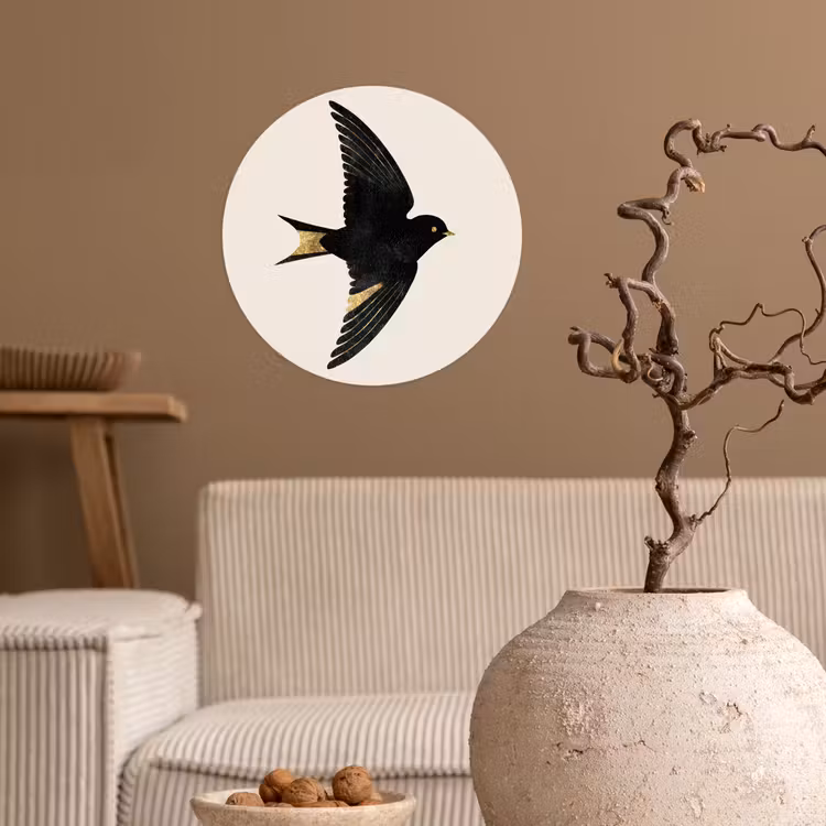 Behangcirkel - Zwarte zwaluw - Gouden accenten - Lichte achtergrond — 2