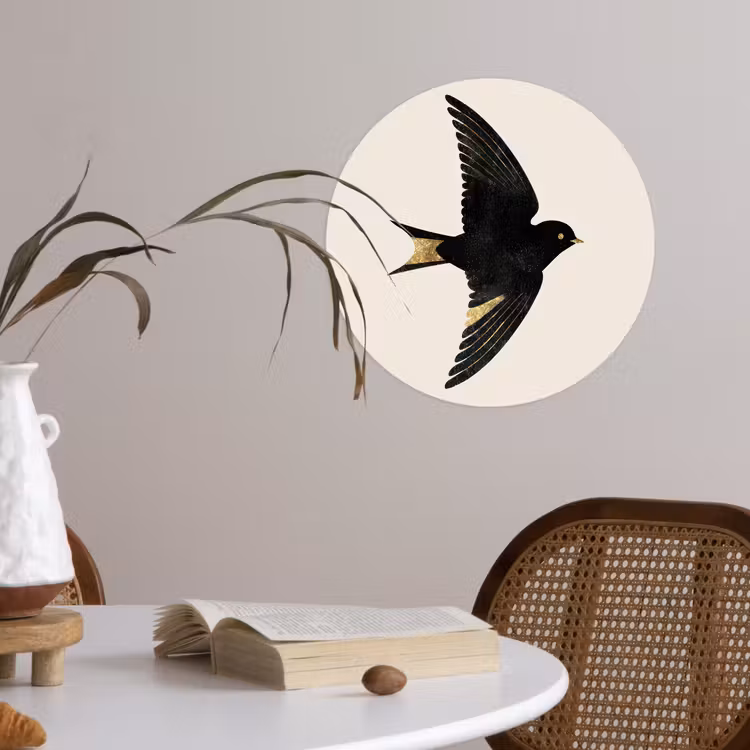 Behangcirkel - Zwarte zwaluw - Gouden accenten - Lichte achtergrond — 4