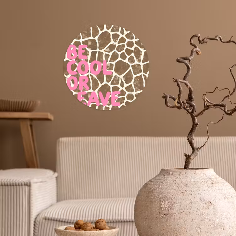 Behangcirkel - Tekst - Be cool or leave - Roze - Giraffenprint — 2