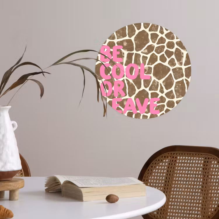 Behangcirkel - Tekst - Be cool or leave - Roze - Giraffenprint — 4