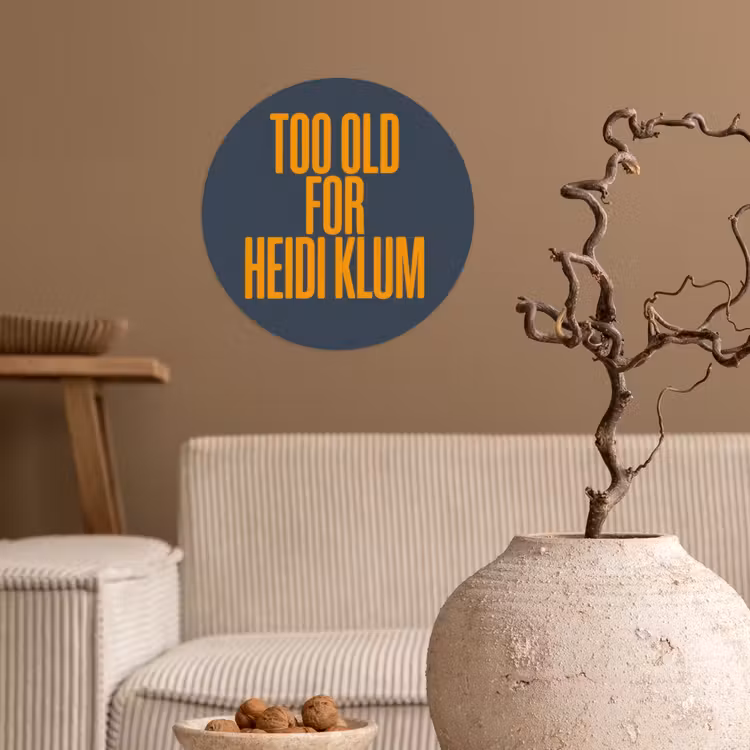 Behangcirkel - Too old for heidi klum - Geel - Blauw — 2