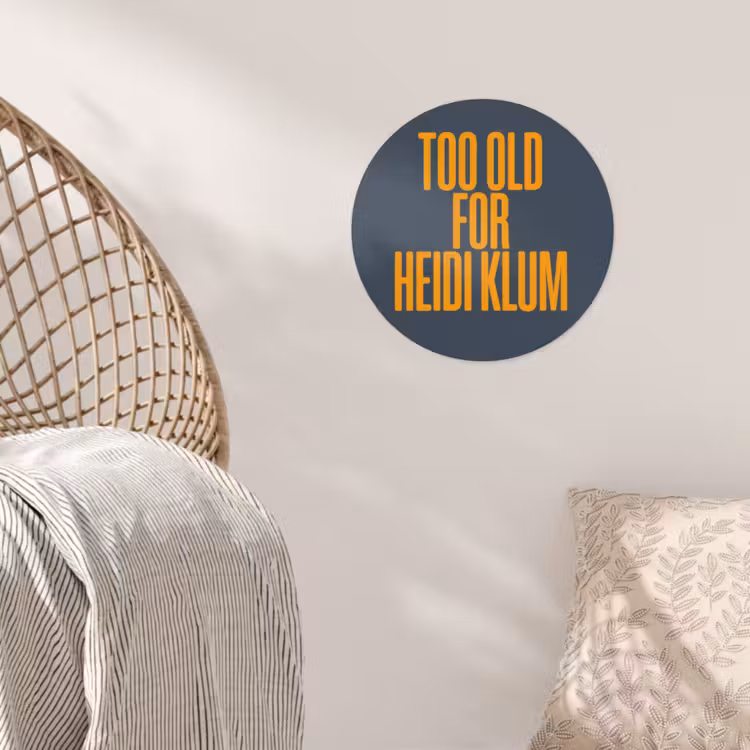 Behangcirkel - Too old for heidi klum - Geel - Blauw — 5