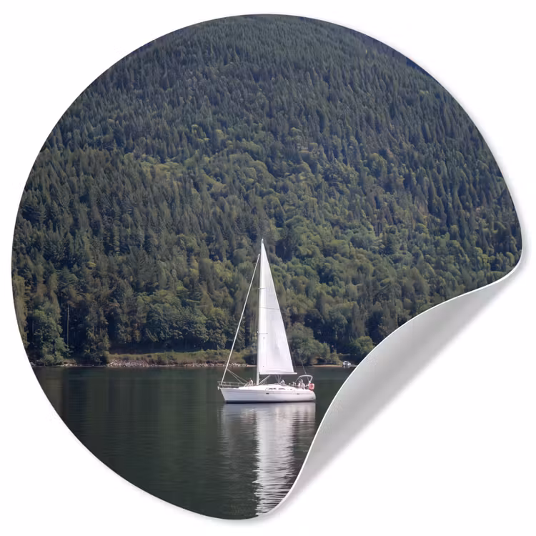 Behangcirkel - Zeilboot - Water - Bergen - Natuur - Groen — 1