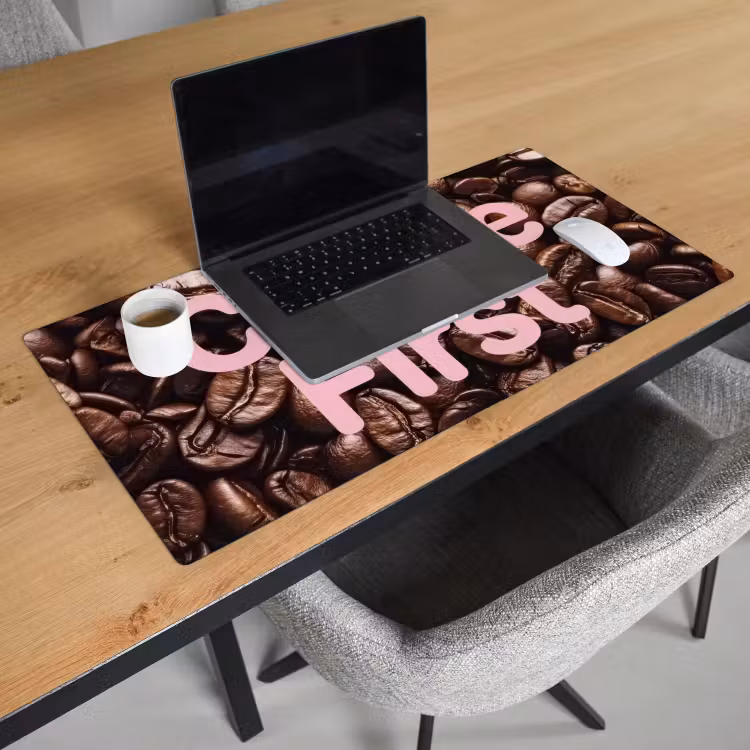Bureau onderlegger - Coffee First - Koffiebonen - Roze — 3