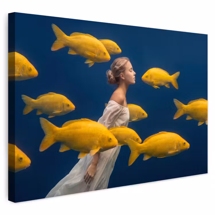 Buiten canvas - Vrouw - Vis - Water - Natuur - Geel — 1