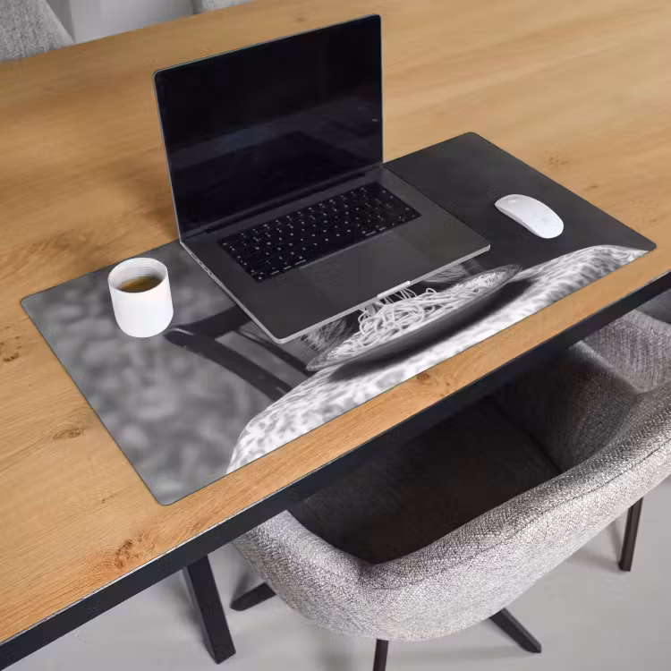 Bureau onderlegger - Wasbeer - Cute - Pasta - Tafelkleed - Zwart - Wit — 2