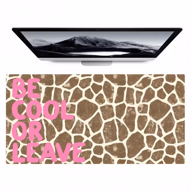 Bureau onderlegger - Tekst - Be cool or leave - Roze - Giraffenprint — 1