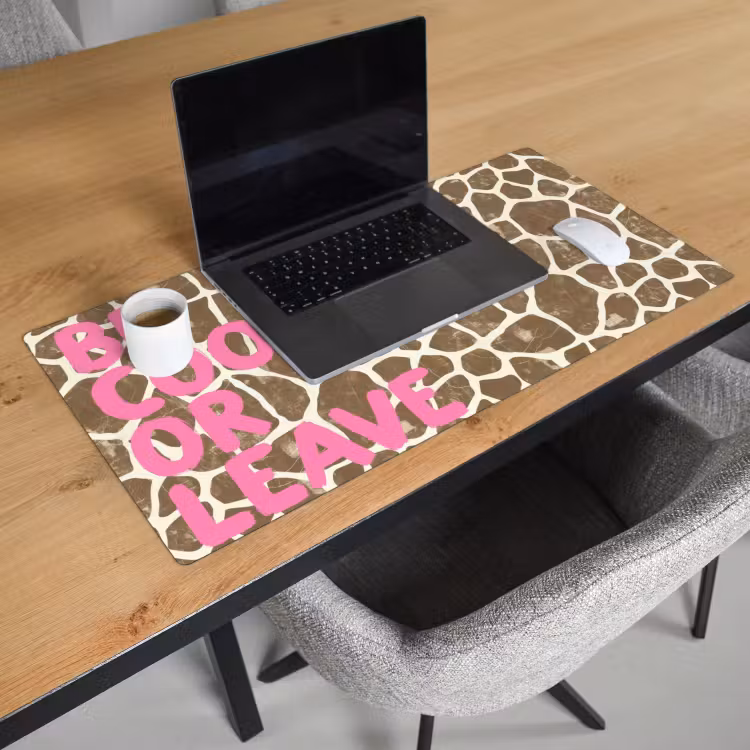 Bureau onderlegger - Tekst - Be cool or leave - Roze - Giraffenprint — 3