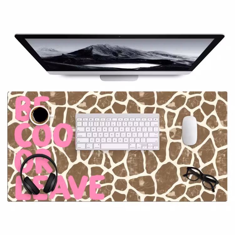 Bureau onderlegger - Tekst - Be cool or leave - Roze - Giraffenprint — 4