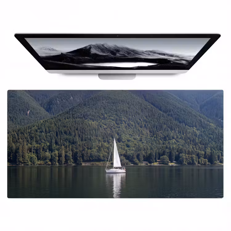 Bureau onderlegger - Zeilboot - Water - Bergen - Natuur - Groen — 1