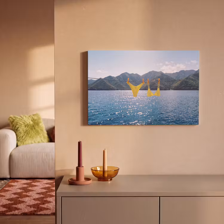 Canvas schilderij - Badmode - Bikini - Zee - Bergen - Geel — 1