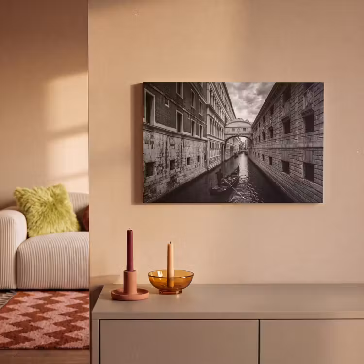 Canvas schilderij - Boot - Waterweg - Stad - Zwart-wit - Architectuur — 1