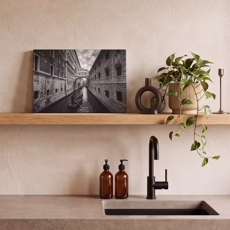 Canvas schilderij - Boot - Waterweg - Stad - Zwart-wit - Architectuur — 2