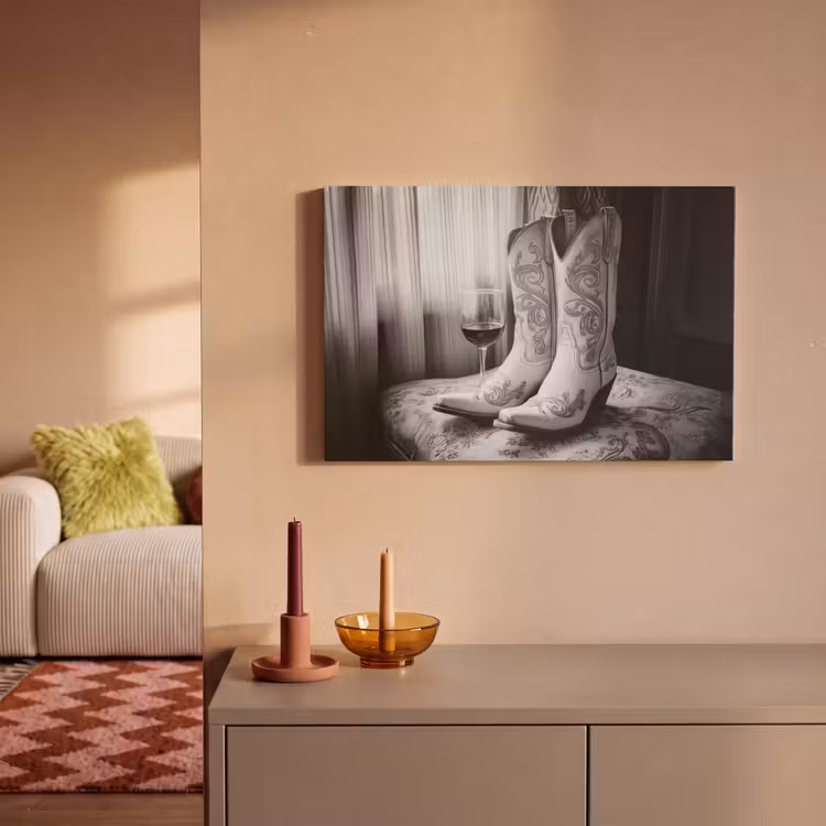 Canvas schilderij - Wijn - Cowboylaarzen - Raamlicht - Wit — 2