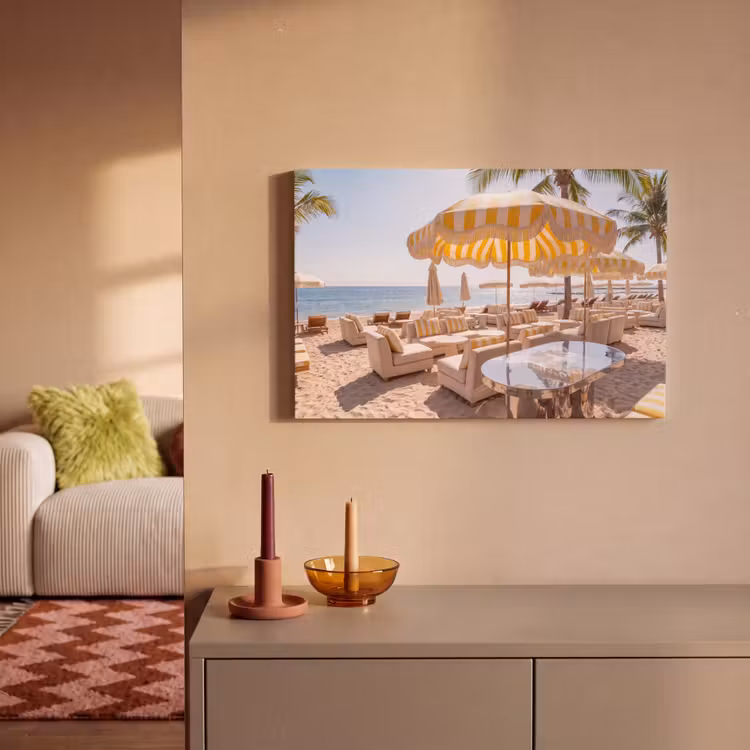 Canvas schilderij - Strand - Ligbedden - Vakantie - Modern - Geel — 1