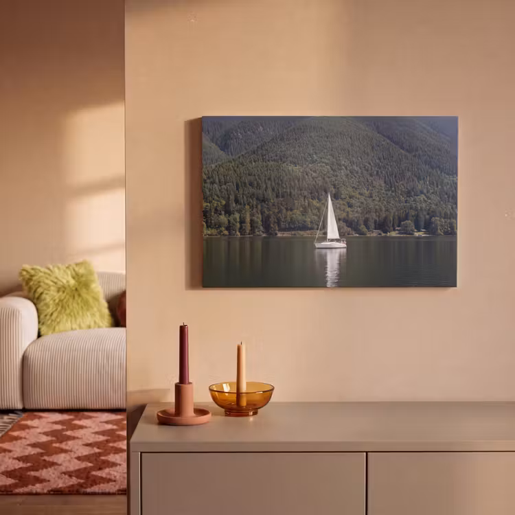 Canvas schilderij - Zeilboot - Water - Bergen - Natuur - Groen — 1