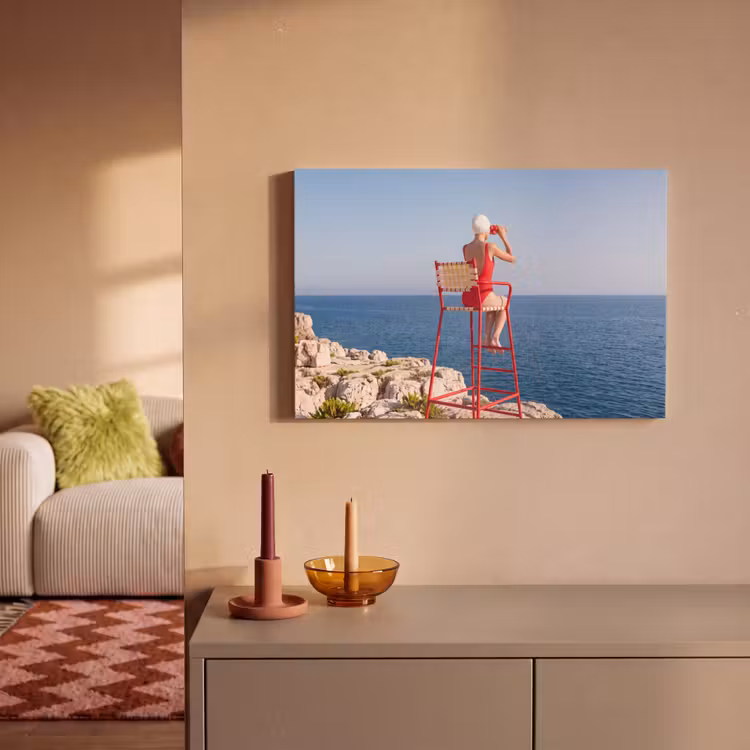 Canvas schilderij - Vrouw - Zee - Kust - Verrekijker - Rood — 1