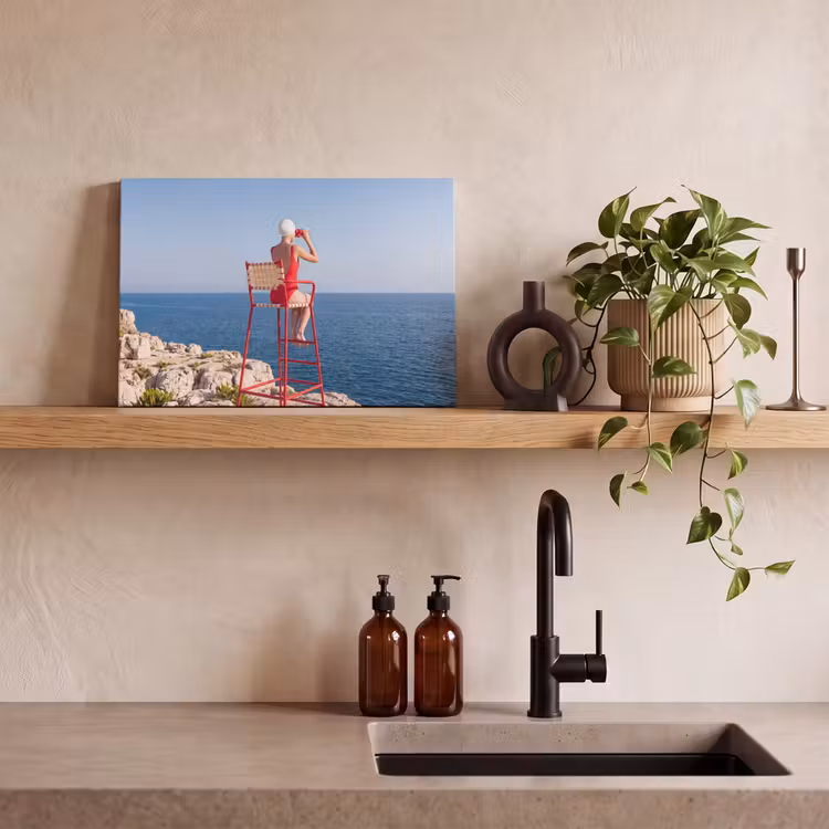 Canvas schilderij - Vrouw - Zee - Kust - Verrekijker - Rood — 2