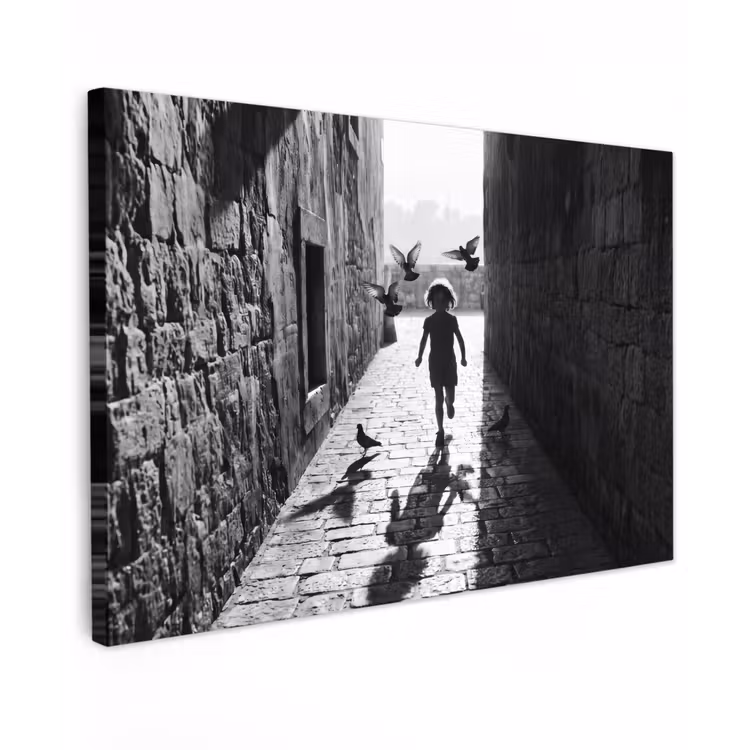 Canvas schilderij - Kind - Vogel - Straat - Zwart-wit - Spelen — 1