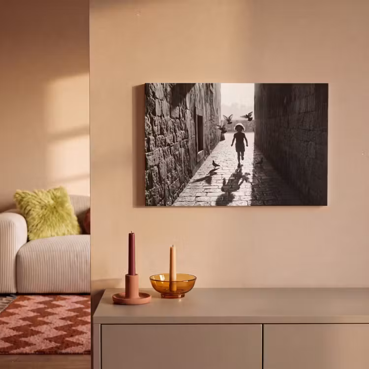 Canvas schilderij - Kind - Vogel - Straat - Zwart-wit - Spelen — 2