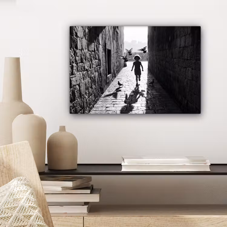 Canvas schilderij - Kind - Vogel - Straat - Zwart-wit - Spelen — 5
