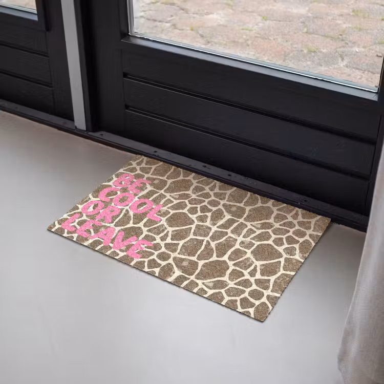 Deurmat - Tekst - Be cool or leave - Roze - Giraffenprint — 2