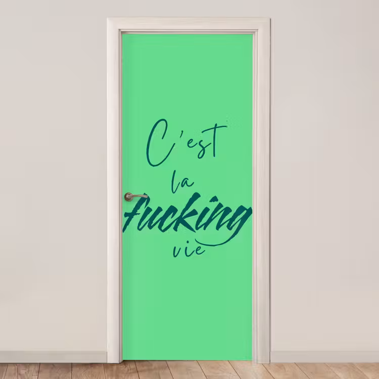 Deursticker - c'est la fucking vie - Groen - Penseelstijl — 1