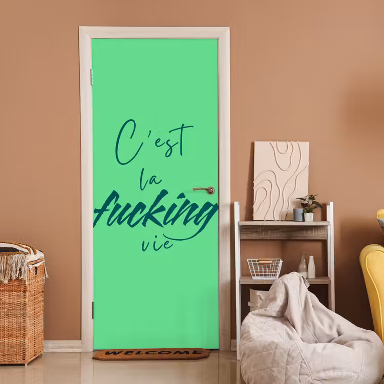 Deursticker - c'est la fucking vie - Groen - Penseelstijl — 2