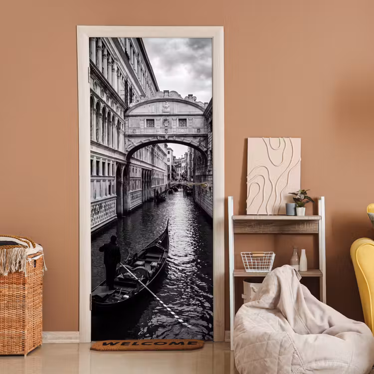 Deursticker - Boot - Waterweg - Stad - Zwart-wit - Architectuur — 2
