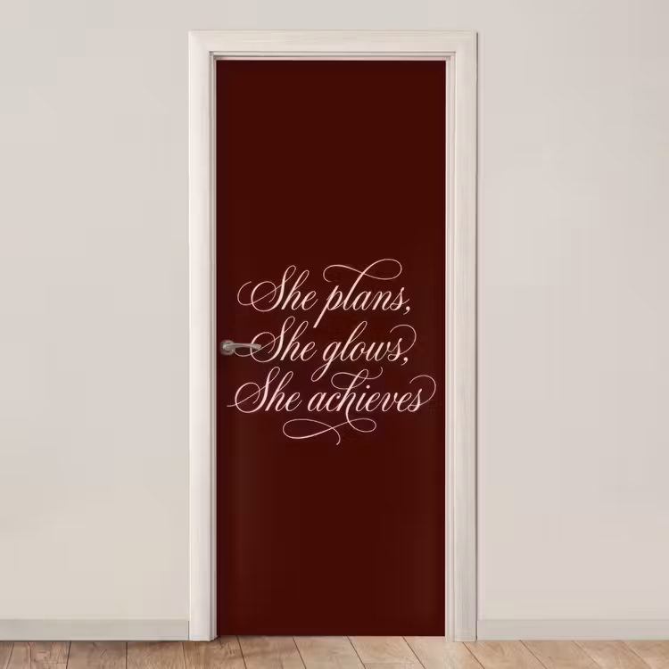 Deursticker - She plans she glows she achieves - Rood - Cursief — 1