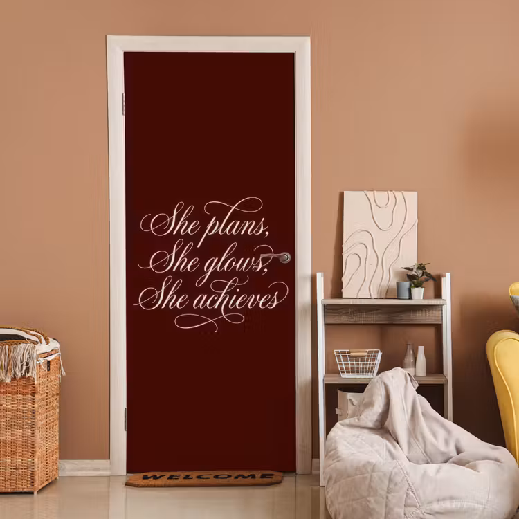 Deursticker - She plans she glows she achieves - Rood - Cursief — 2